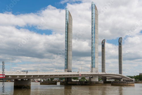 Foto Die Hubbrücke Pont Jacques Chaban-Delmas über die Garonne in Bordeaux, Frankreic