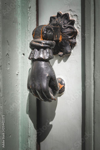 Alter Türklopfer mit Hand an Eingangstür, Frankreich