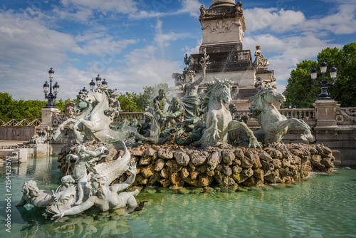 Foto Der historische Brunnen Monument aux Girondins am Place des Quinconces, Bordeaux