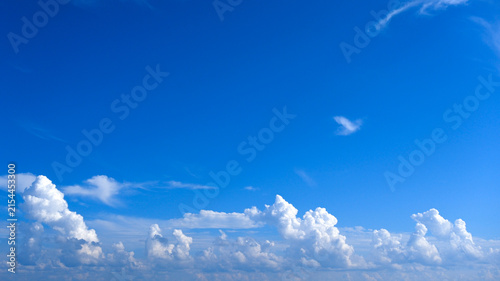 Cuadro en lienzo White balls of cloud in the summer blue sky, clean and fluffy, perfect for wallpaper