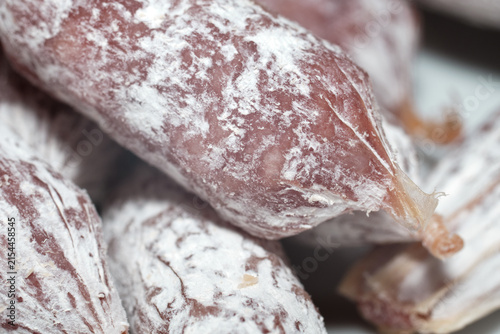 Foto Close-up view of dry cured sausages covered with edible white mold on the casing