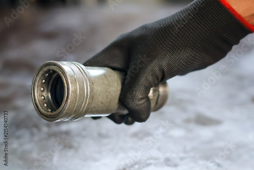 Cuadro en lienzo Mechanic Holding Hydraulic Quick Disconnect Fitting.