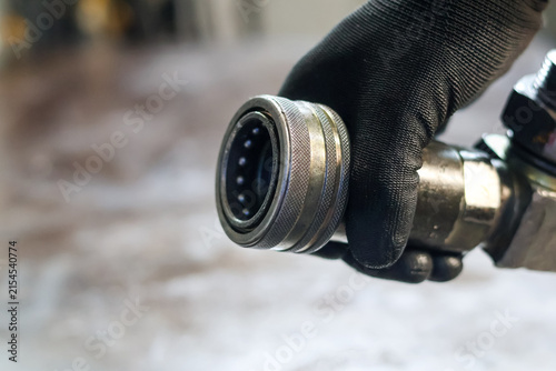 Fotografía Mechanic Holding Hydraulic Quick Disconnect Fitting.