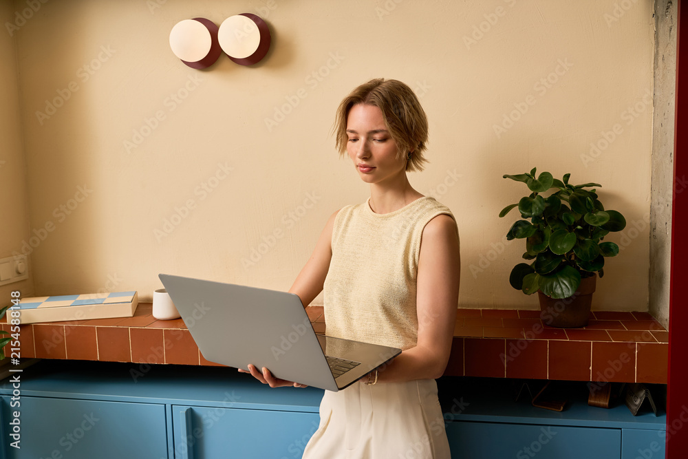 Obraz premium Charming moments of a stylish young woman in a cozy city cafe atmosphere