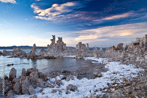 Foto Dramatic tufa towers rock formations at Mono Lake under a beautiful sunset sky