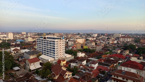 Foto Aerial view of Yogyakarta city landscape with buildings and houses at sunset