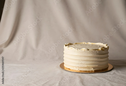 Round white frosted cake wi...
