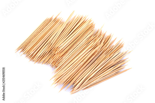 Canvastavla A pile of natural wooden toothpicks arranged on a clean white background, highlighting their pointed tips, lightweight design, and everyday use for food preparation and hygiene