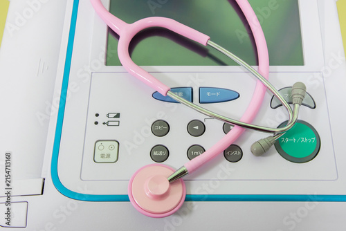 女性の健康診断や小児科を連想させるピンクの聴診器と医療機器