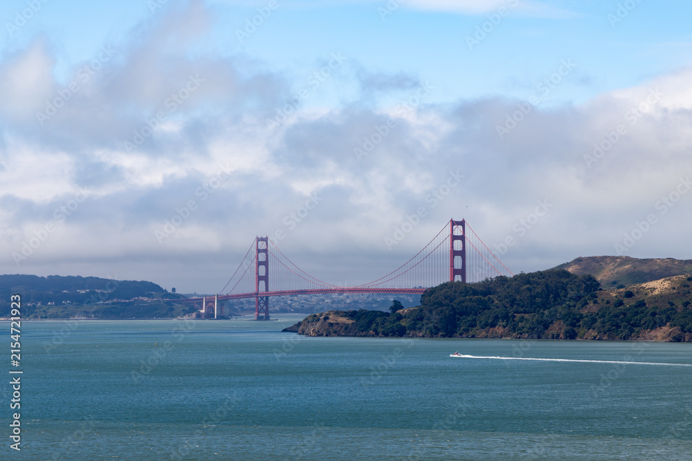 Fototapeta premium Iconic Golden Gate Bridge view across San Francisco Bay from Belvedere Avenue