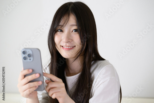 スマートフォンを見る女性