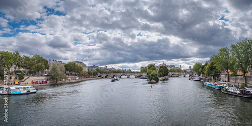 Vue sur la Seine depuis le Pont des Arts à Paris, France
