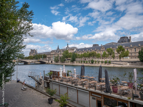 Vue sur la Seine depuis le Pont des Arts à Paris, France