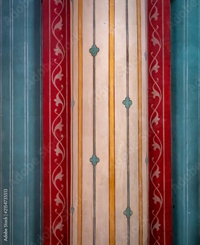 Détail des couleurs des colonnes peintes de l'église Saint-Germain-des-Prés à Paris
