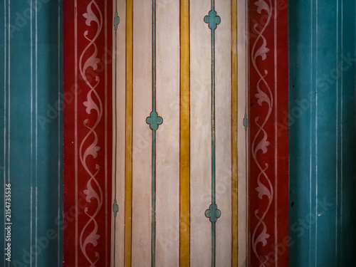 Détail des couleurs des colonnes peintes de l'église Saint-Germain-des-Prés à Paris