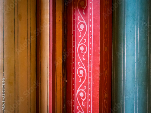 Détail des couleurs des colonnes peintes de l'église Saint-Germain-des-Prés à Paris