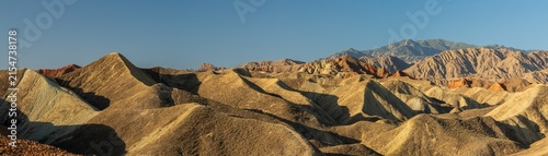 Foto Golden Light on the Eroded Mountain Landscape of Zhangye Danxia