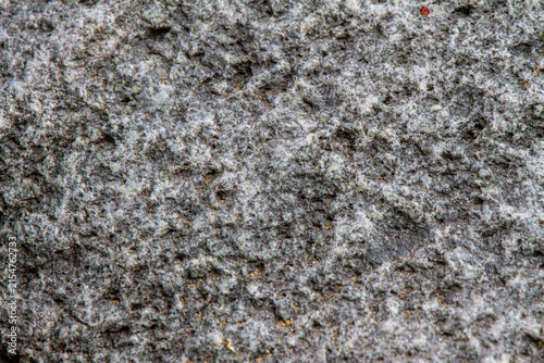 Foto Close-up macro view of a textured granite rock surface with visible mineral flec