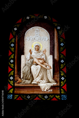 Foto Vitrail La Vierge consolatrice peinte par Bouguereau dans un tombeau