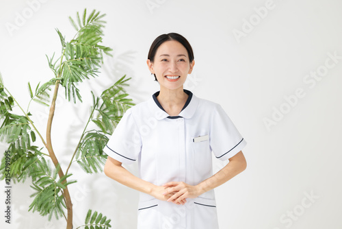 白衣を着た女性