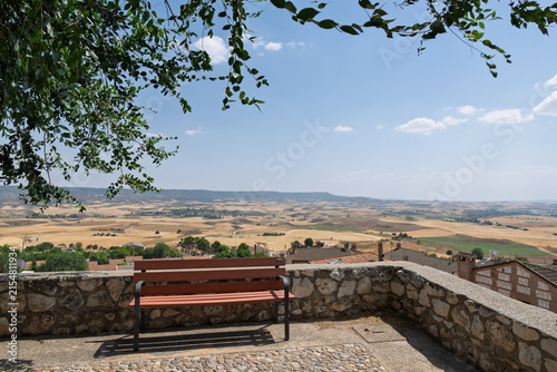 Foto Hita viewpoint overlooking guadalajara rural landscape on sunny day
