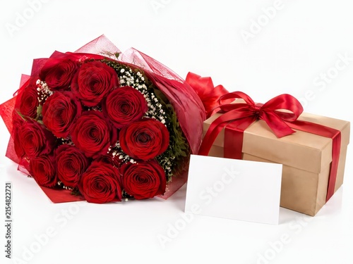 Ramo de rosas rojas y caja de regalo con una tarjeta en blanco sobre fondo blanco