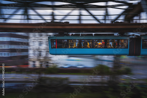 Konstfotografi Wuppertal bey night - fast suspension railway, North Rhine-Westphalia, Germany