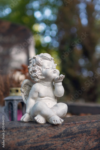 Foto Kleine Engelchen als Trostfiguren am Grab, in Trauer an Dich denkend
