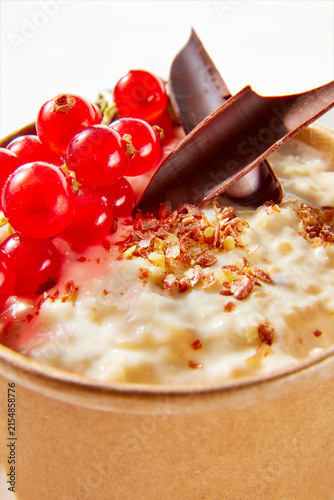 Müsli, Beeren, Vanilieshake, Sahnehaube, Caramelsauce, essen, gesund, frisch, vegetarier, köstlich