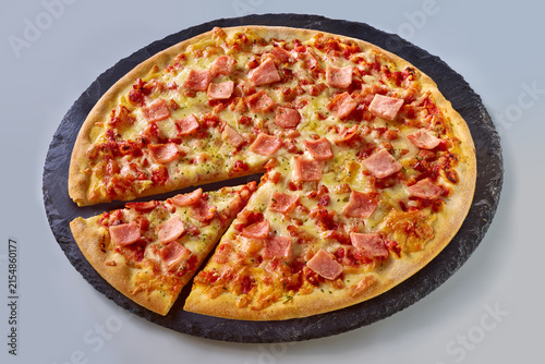 Pizza, Tomaten, Mozzarella, schwarzen Oliven, Basilikum, pizza, essen, cheese, italiener, baked, isoliert, abendessen, pfeffer, mozzarella, schinken, crust, salami, lecker, feinschmecker, köstlich, te
