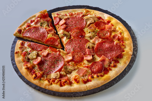Pizza, Tomaten, Mozzarella, schwarzen Oliven, Basilikum, pizza, essen, cheese, italiener, baked, isoliert, abendessen, pfeffer, mozzarella, schinken, crust, salami, lecker, feinschmecker, köstlich, te