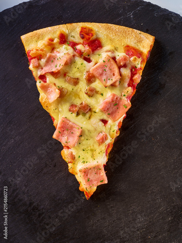 Pizza Slice mit Käse, Kochschincken, Schinckenwürfel und Oregano