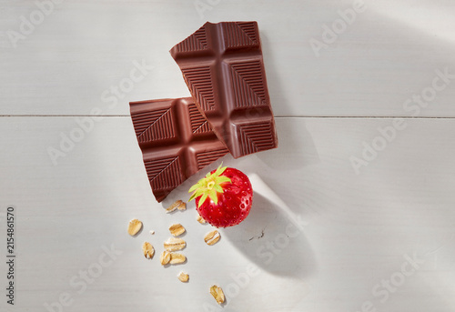 Vollmilchschokoladenstücke Erdbeeren und Haferflocken