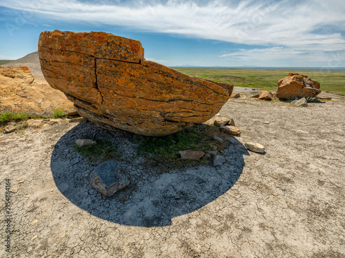 Foto Glacial erratics in a field of grass