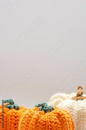 Foto Crocheted pumpkins creating seasonal autumn decoration concept