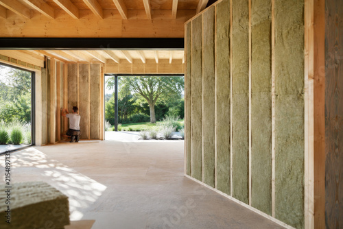 Construcción de una casa moderna con paneles de madera y aislamiento en una zona verde