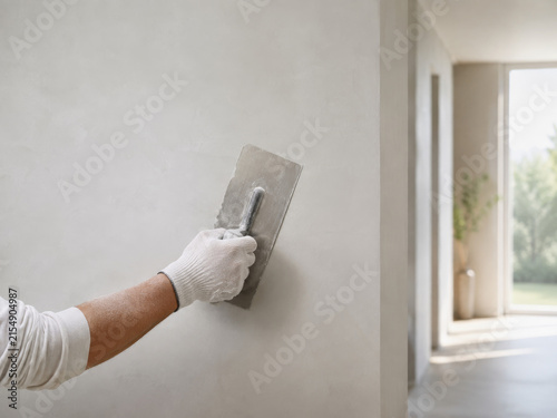 Trabajo de alisado en una pared en una habitación con luz natural