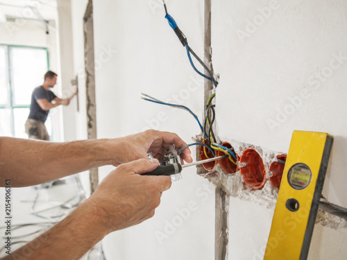Trabajo de instalación eléctrica en una construcción en progreso