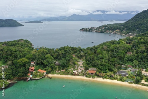 Foto PRaia do leste em Angra dos reeis vista de cima com baía da ilha da Gipóia ao fu