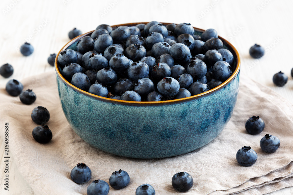 Naklejka premium Healthy Organic Raw Blueberries in a Bowl, side view.