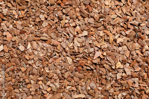 Pine bark substrate for plants, featuring finely shredded brown pieces with varying textures and sizes, suitable for gardening and landscaping applications