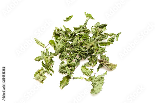 фотографія Dried mint leaves scattered on a white background, showcasing their vibrant gree