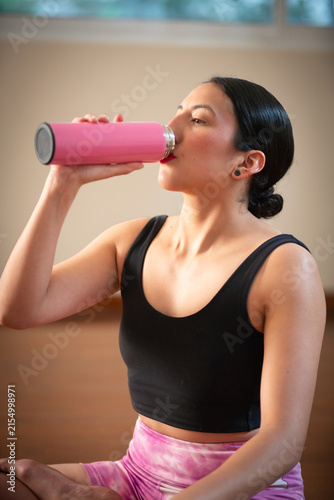 Cuadro en lienzo Close-up of woman drinking water during yoga break