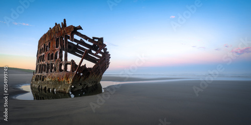 Foto Majestic shipwreck at dawn on a sandy beach, Oregon coast, United States travel