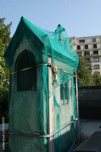 Tombeau ancien protégé par un filet de protection pour éviter les chutes de pierre