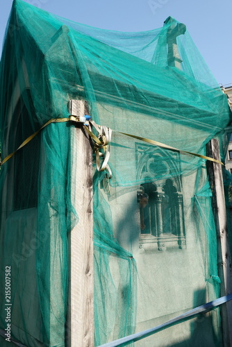Tombeau ancien protégé par un filet de protection pour éviter les chutes de pierre