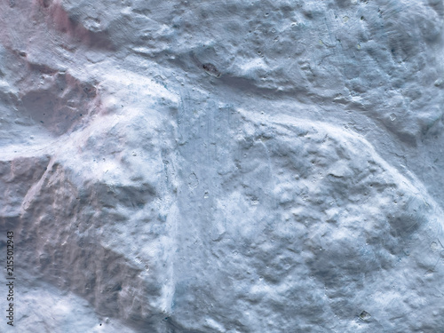 Foto Detailed close-up of a rough white painted stone wall with raised masonry, uneven coating and naturally weathered surface