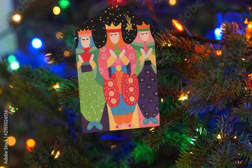 Fotografía Close up of a Wooden Christmas Ornament of the Three Wisemen Hanging on a Christ
