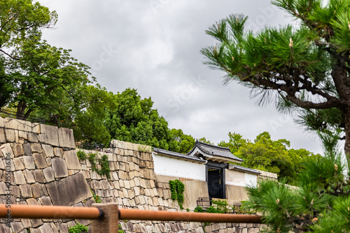 Fotografía Historic defensive architecture of Osaka Castle featuring traditional Japanese s
