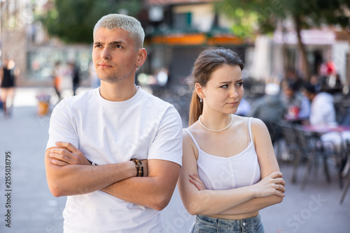 Obraz na plátne Couple quarreled in the summer while walking around the city